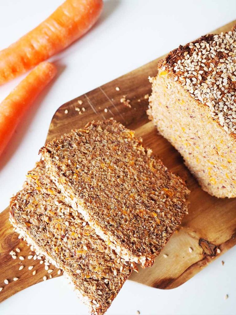 Low Carb Eiweißbrot mit Möhren &amp; Hafer | Holistic Fitness