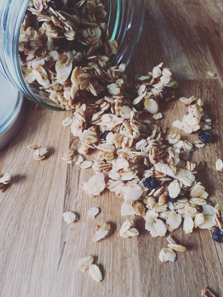 Granola Knuspermüsli mit Mandeln und Korinthen