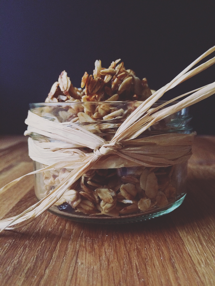 Granola Knuspermüsli mit Mandeln und Korinthen